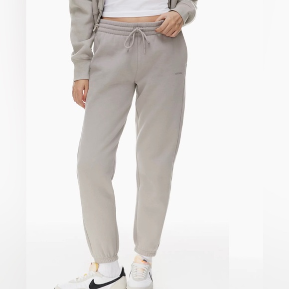 These TNA cozy fleece boyfriend sweatpants are in great condition. - Picture 2 of 3